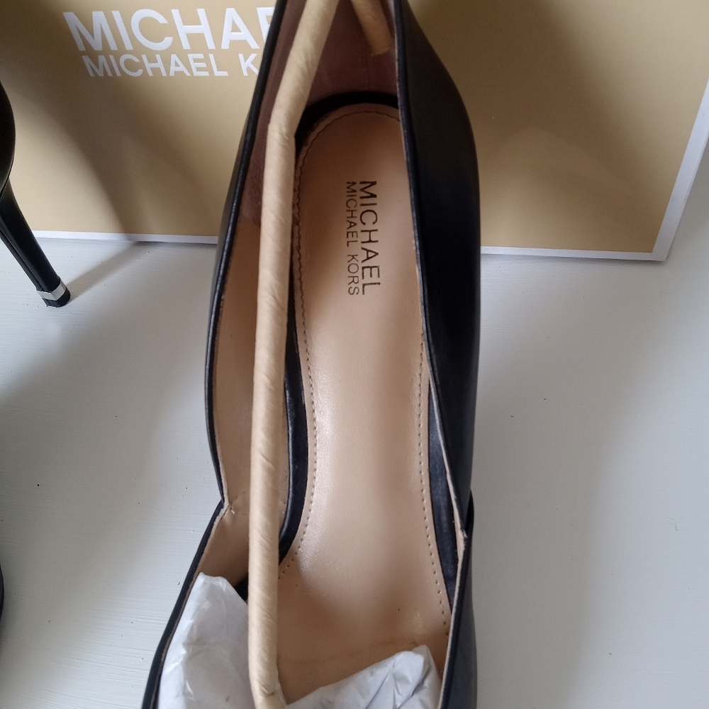 Michael Michael Kors Women's Ashby Flex Pump - Picture 12 of 13